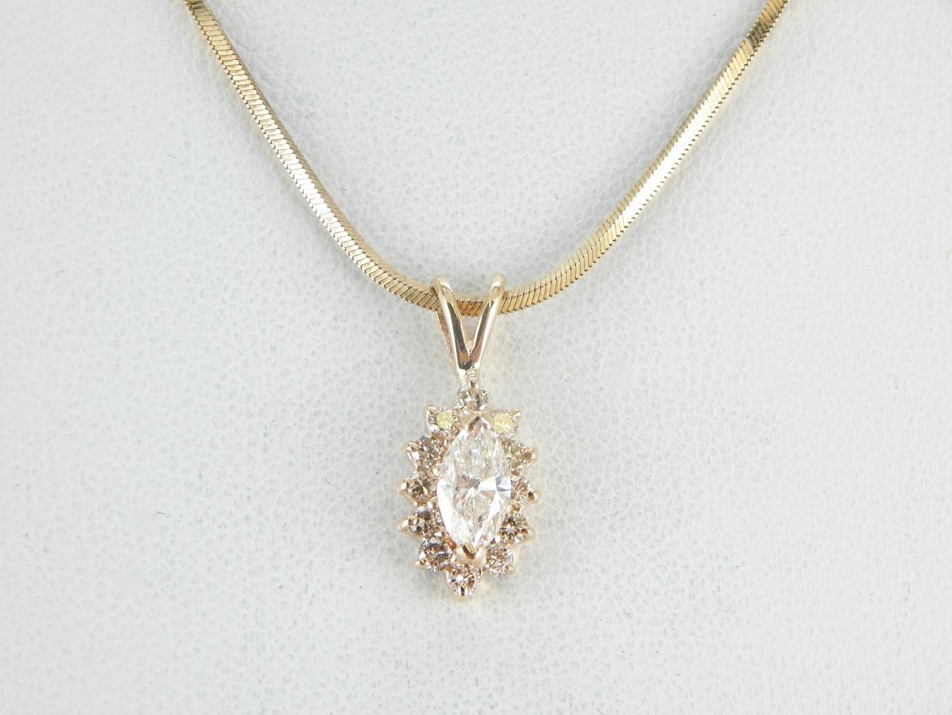 Colgante de oro con halo de diamantes marquesa