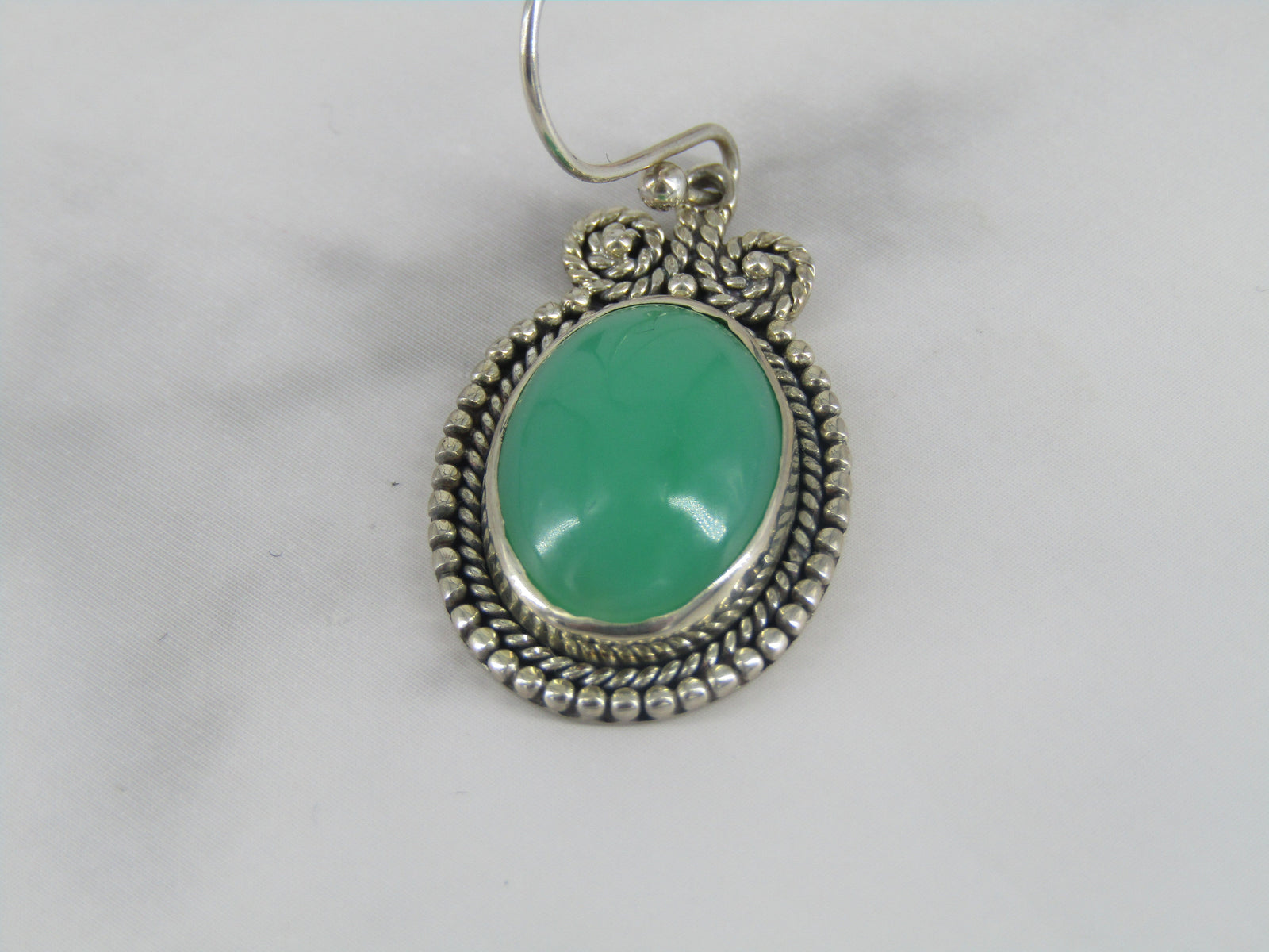 Pendientes con acento de cuerda ovalada de crisoprasa