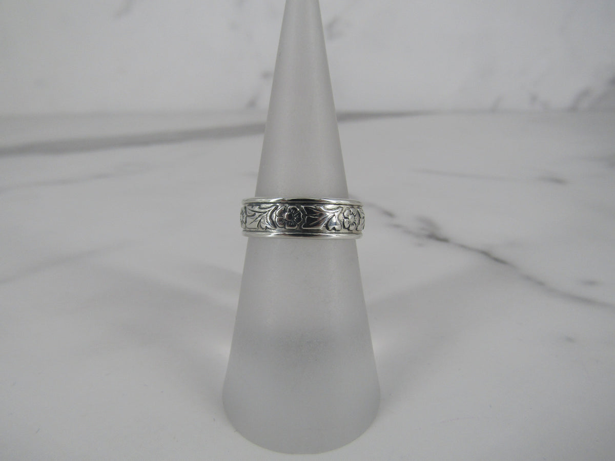 Anillo pequeño de plata con grabado floral