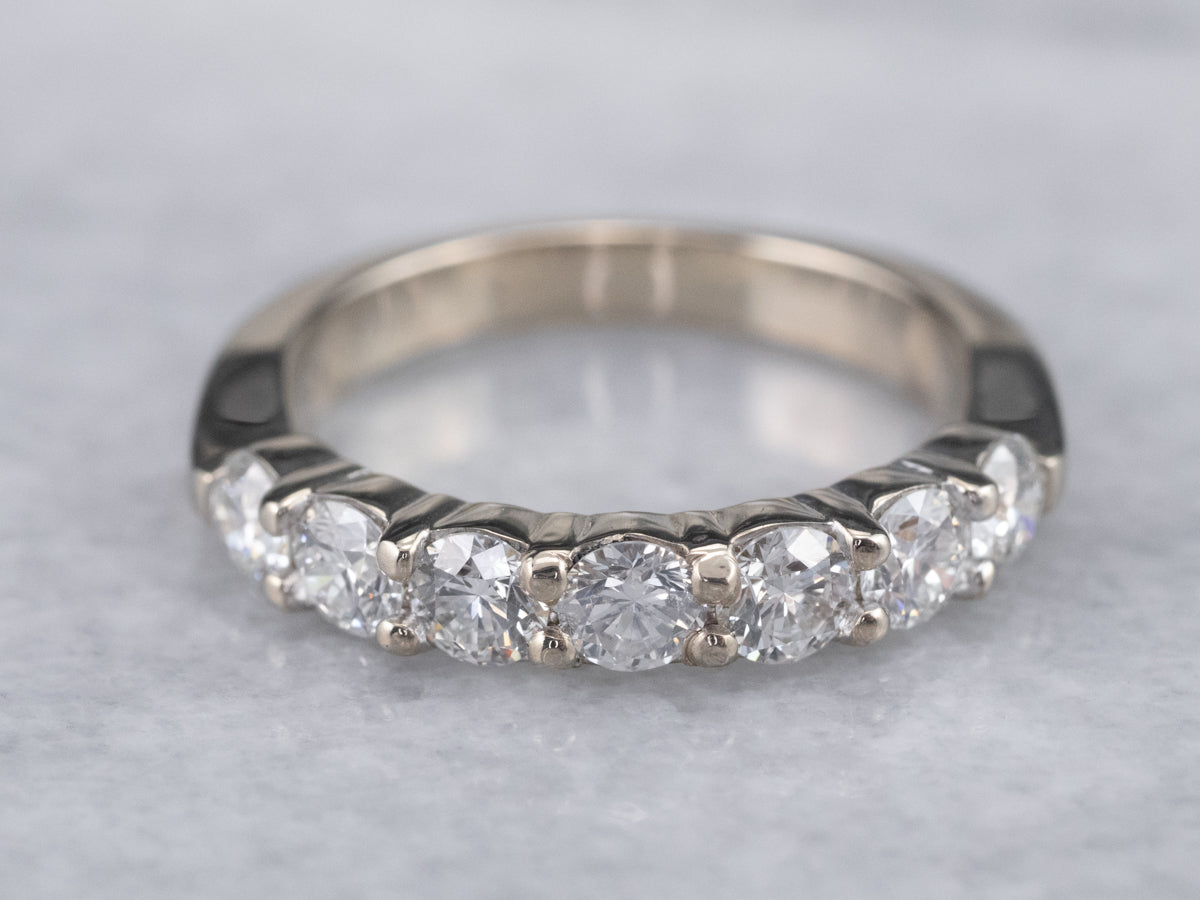 Alianza de boda de diamantes en oro blanco de 18 quilates