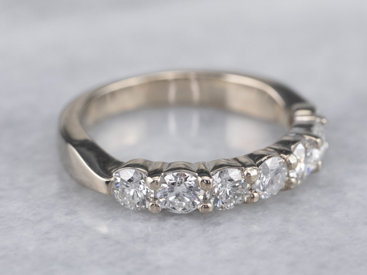 Alianza de boda de diamantes en oro blanco de 18 quilates