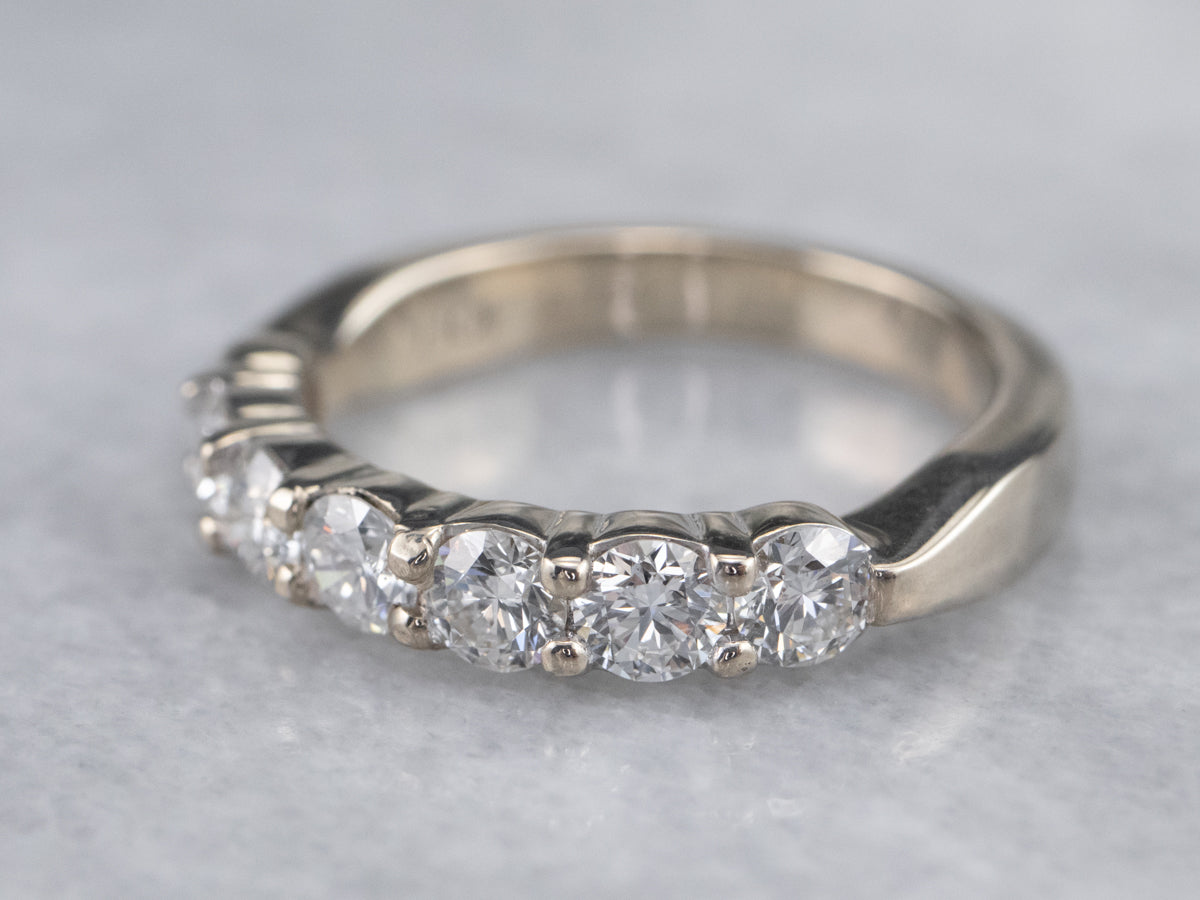 Alianza de boda de diamantes en oro blanco de 18 quilates