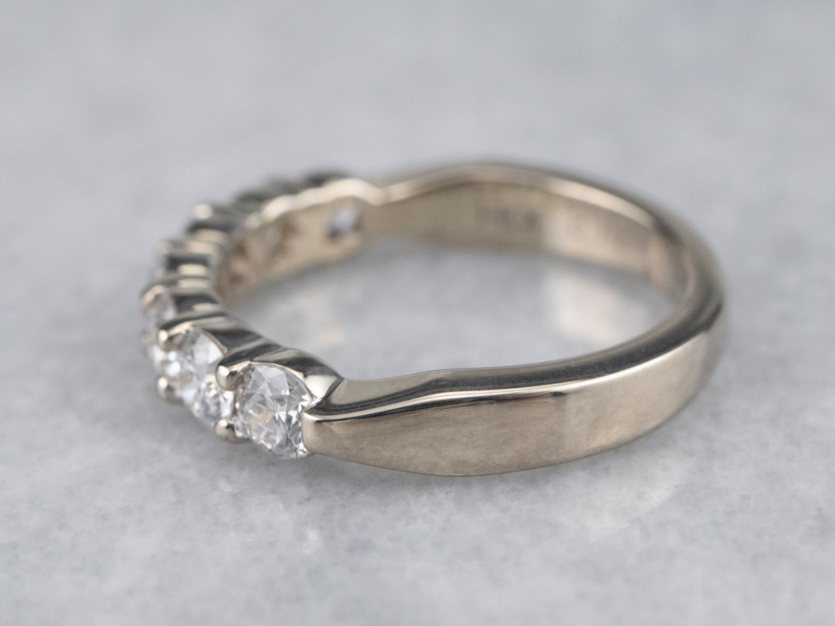 Alianza de boda de diamantes en oro blanco de 18 quilates