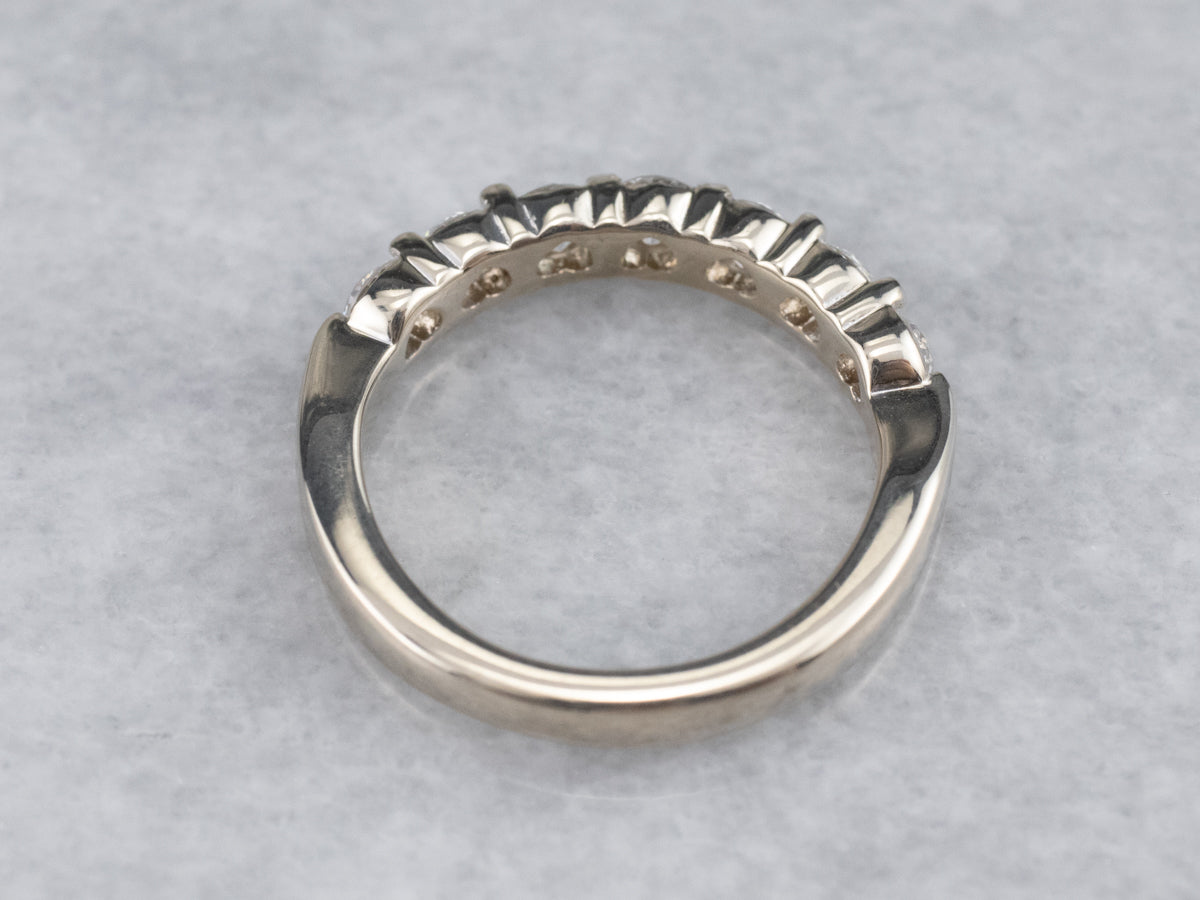 Alianza de boda de diamantes en oro blanco de 18 quilates