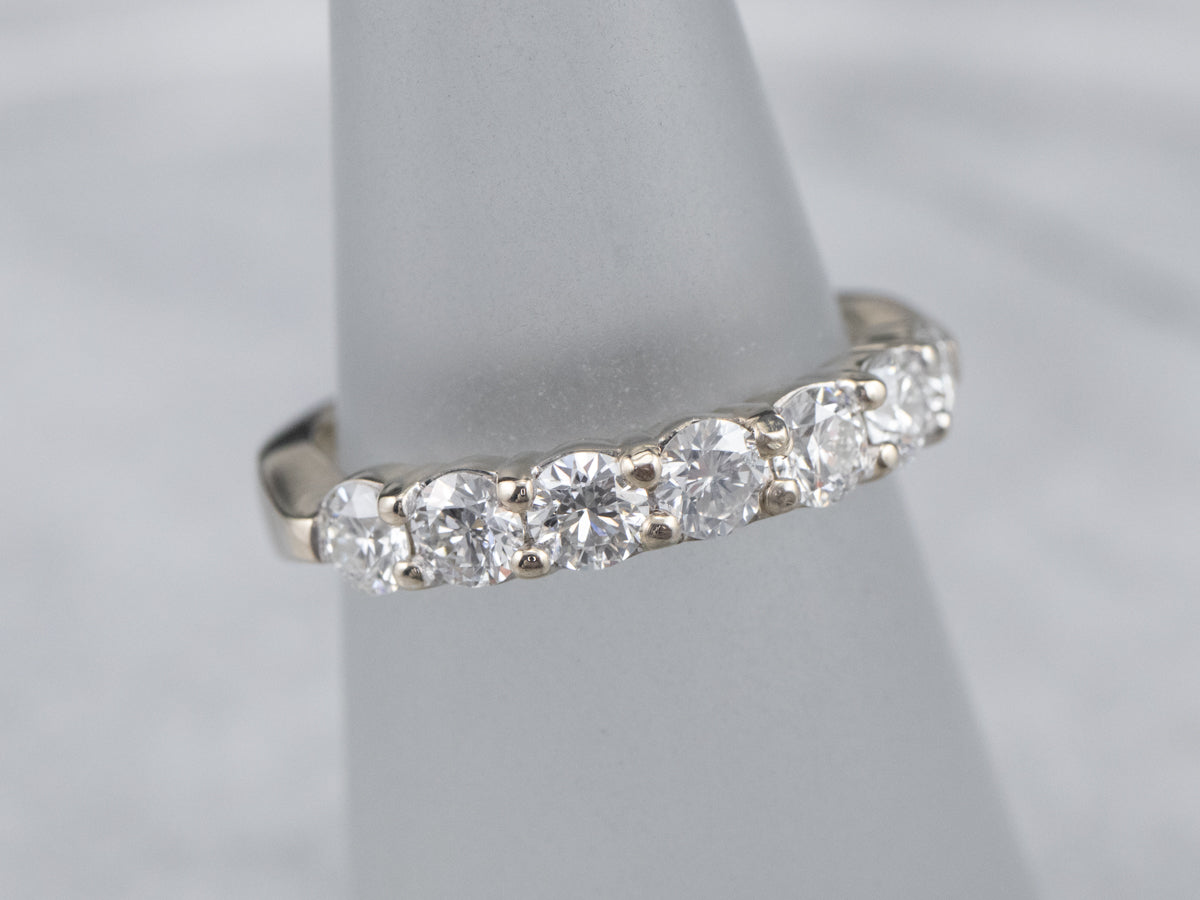 Alianza de boda de diamantes en oro blanco de 18 quilates