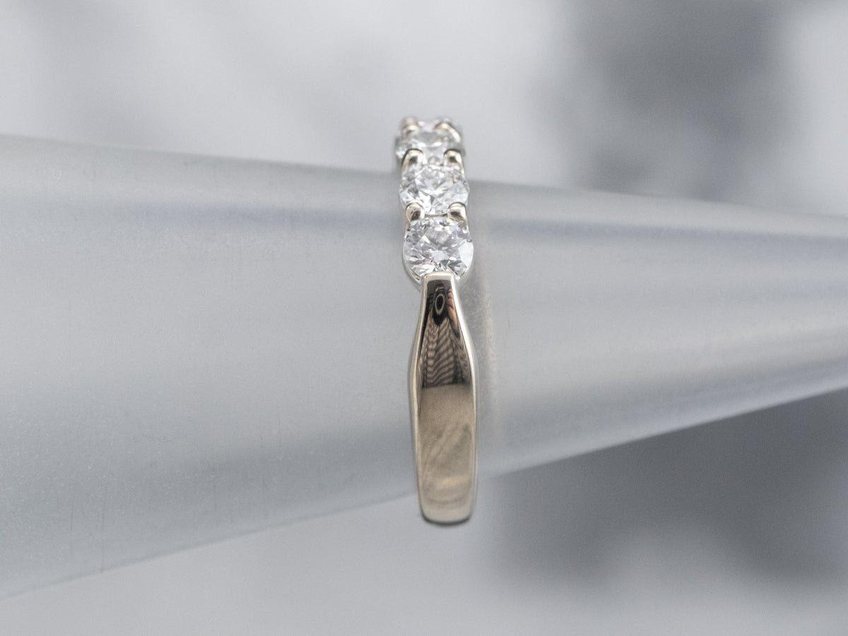 Alianza de boda de diamantes en oro blanco de 18 quilates