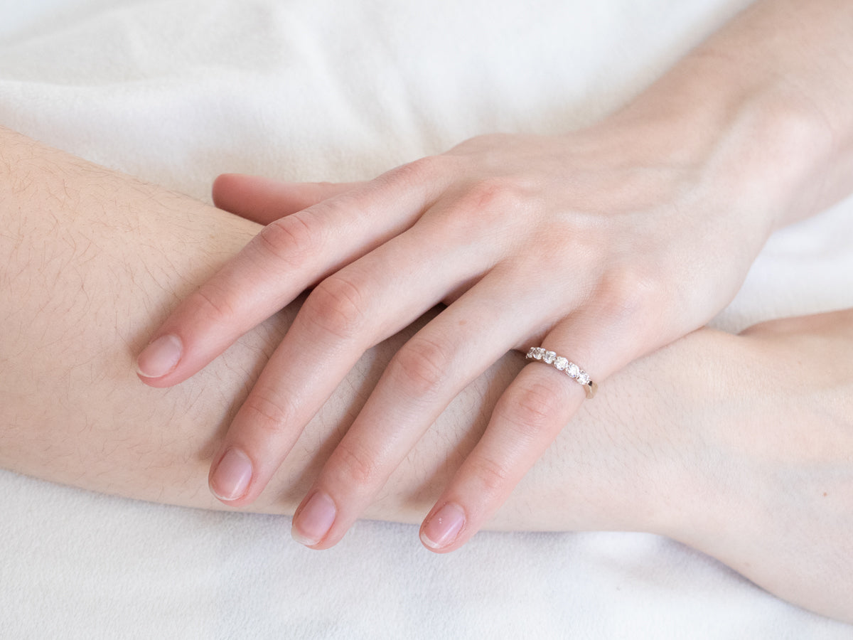 Alianza de boda de diamantes en oro blanco de 18 quilates