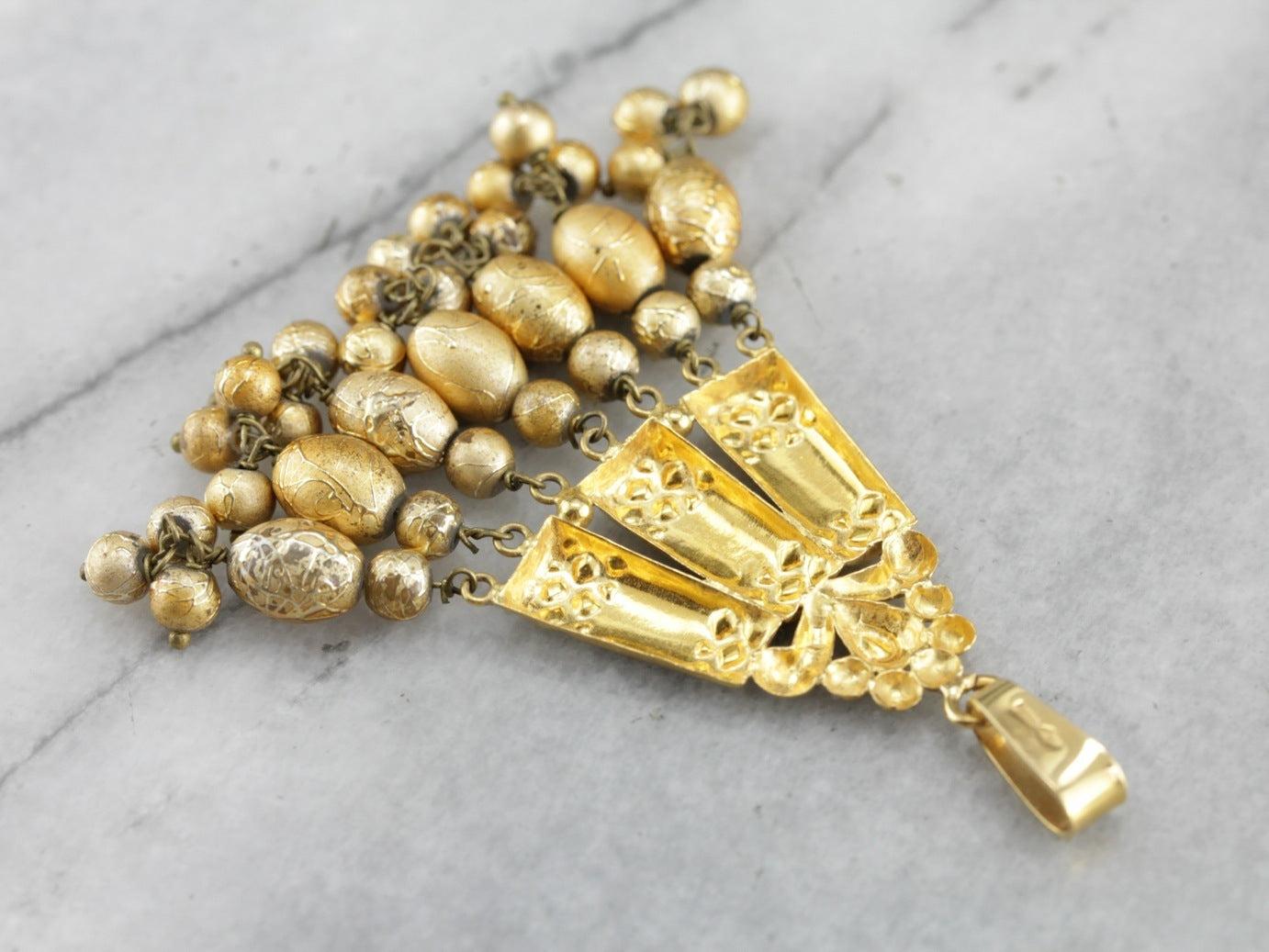 Colgante de cuentas de oro de alto quilate y vidrio soplado