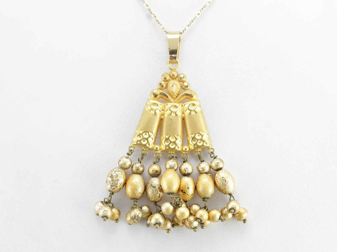 Colgante de cuentas de oro de alto quilate y vidrio soplado