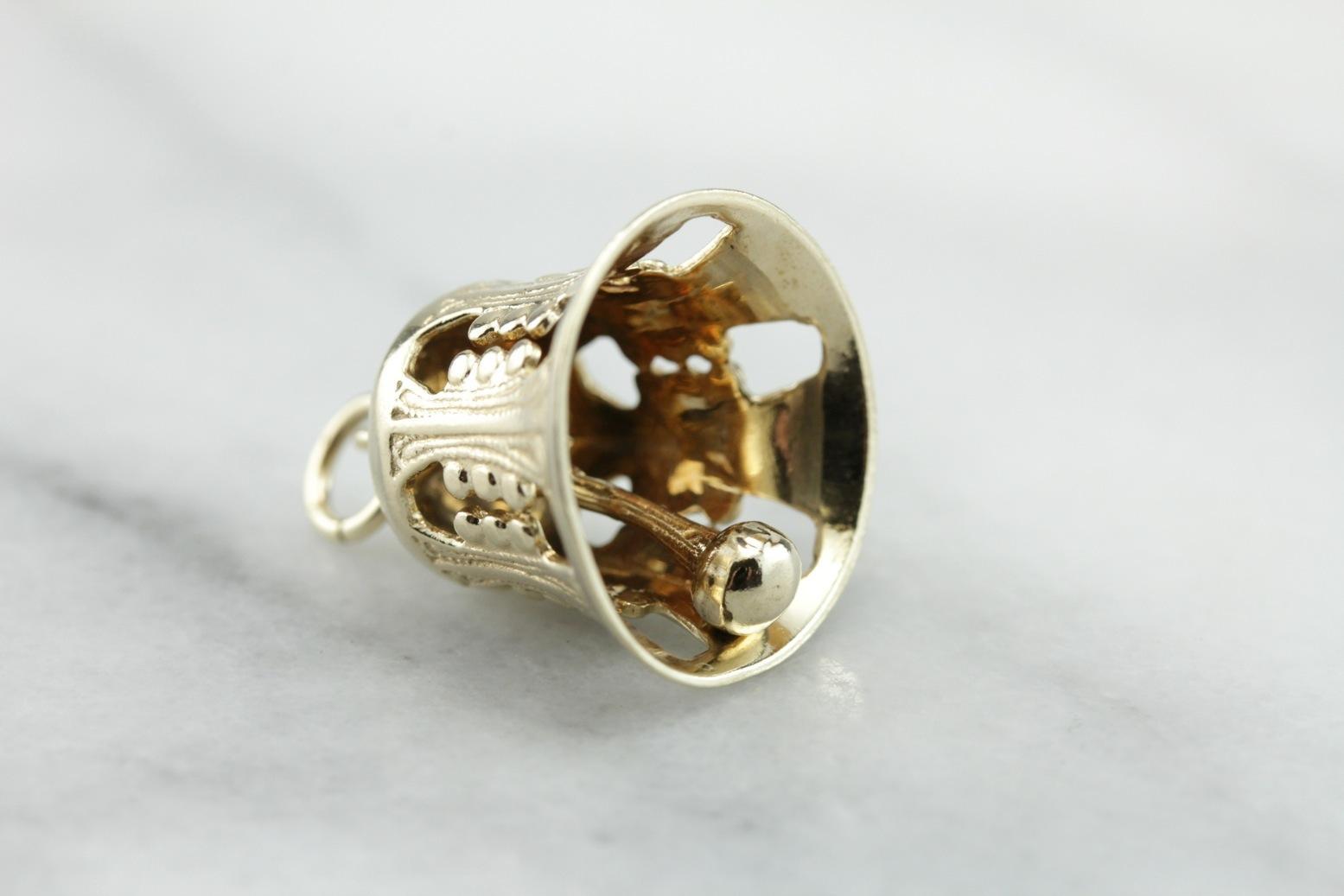 Las campanas Un timbre, colgante de campana de filigrana vintage