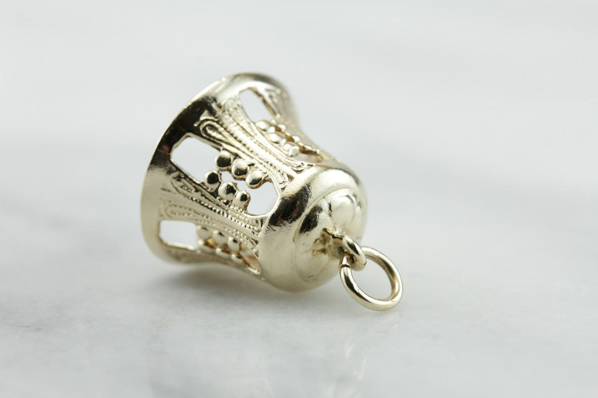 Las campanas Un timbre, colgante de campana de filigrana vintage