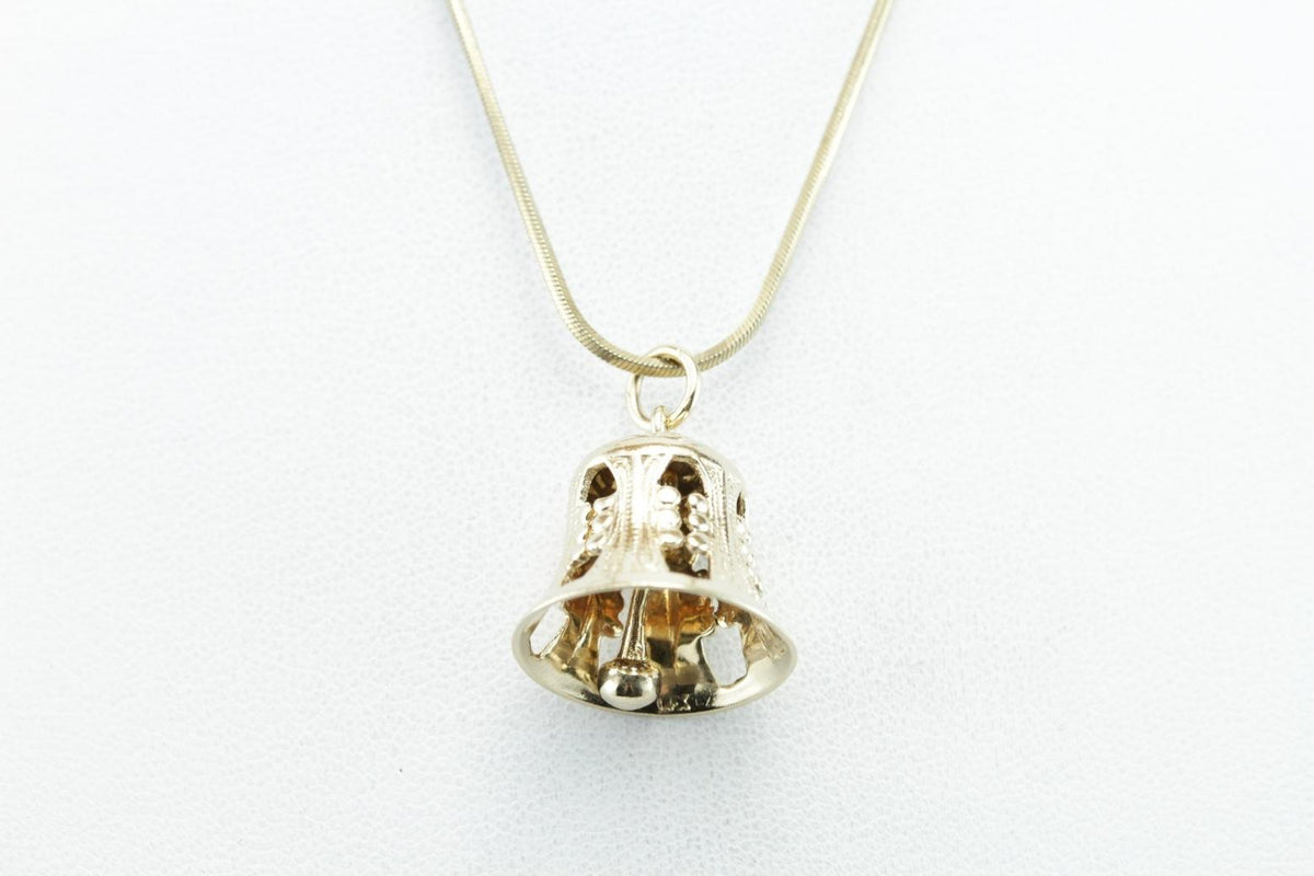 Las campanas Un timbre, colgante de campana de filigrana vintage