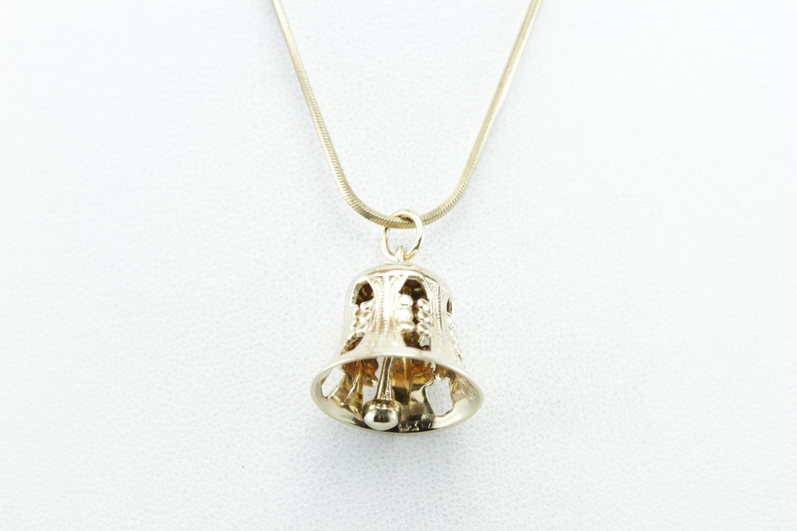 Las campanas Un timbre, colgante de campana de filigrana vintage