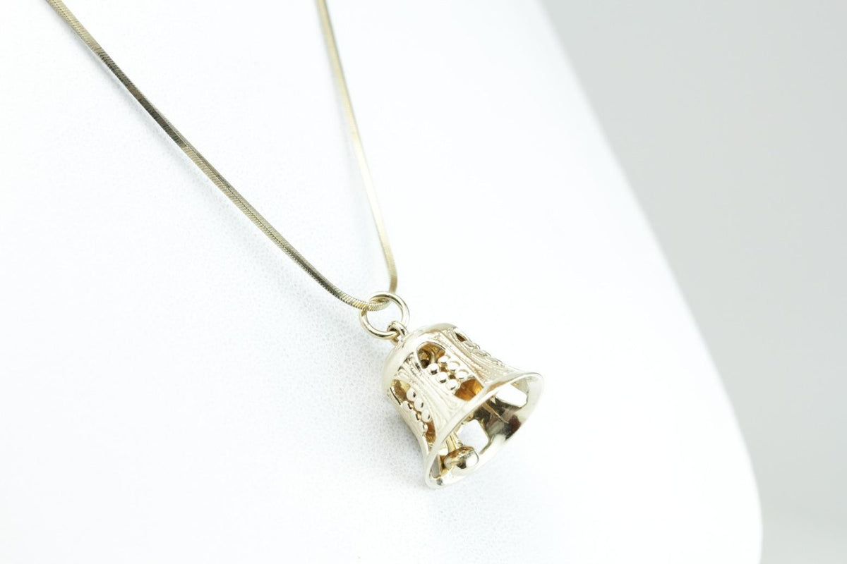 Las campanas Un timbre, colgante de campana de filigrana vintage