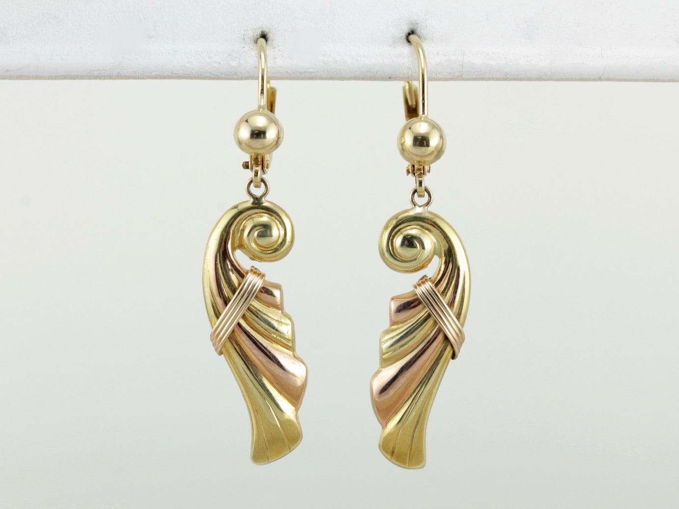 Increíbles pendientes colgantes de la era retro, gotas en forma de cornucopia de oro rosa y amarillo