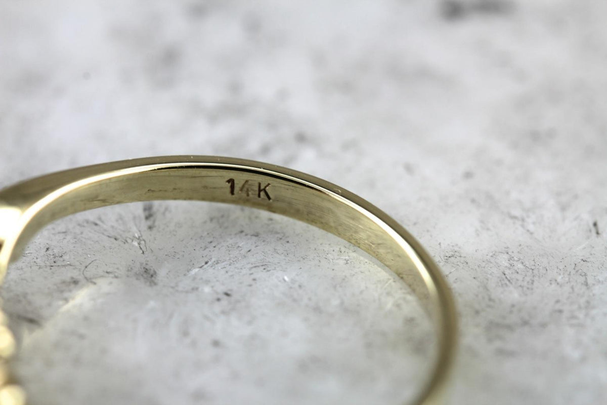 Clásico y dulce: anillo de diamantes y perlas blancas