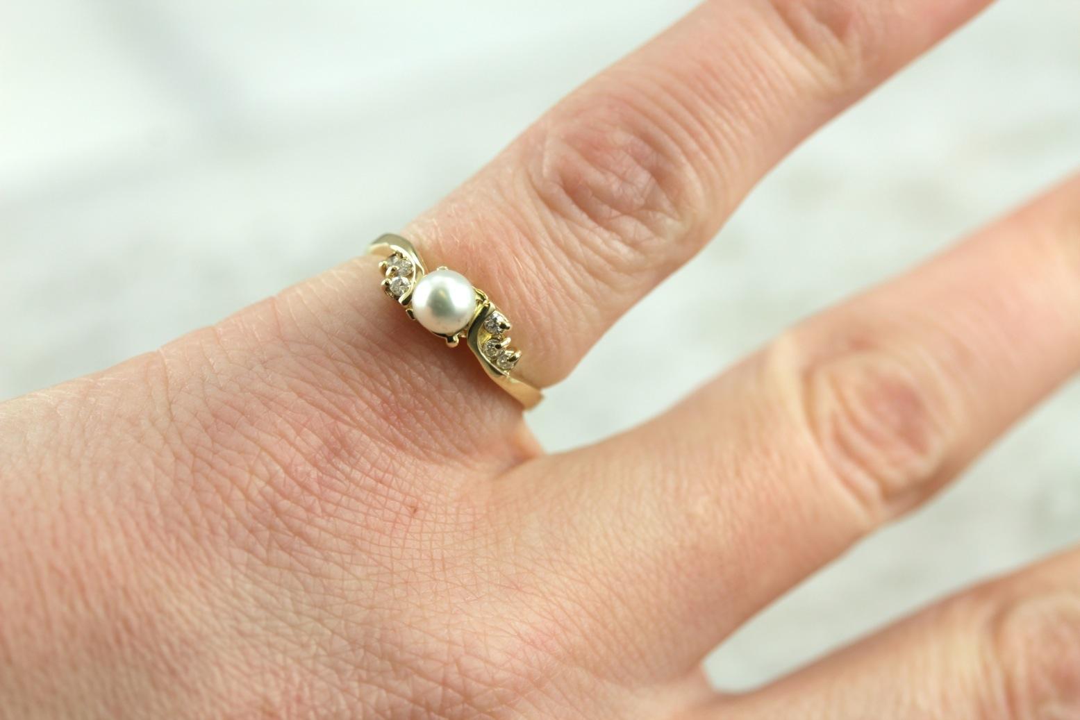 Clásico y dulce: anillo de diamantes y perlas blancas