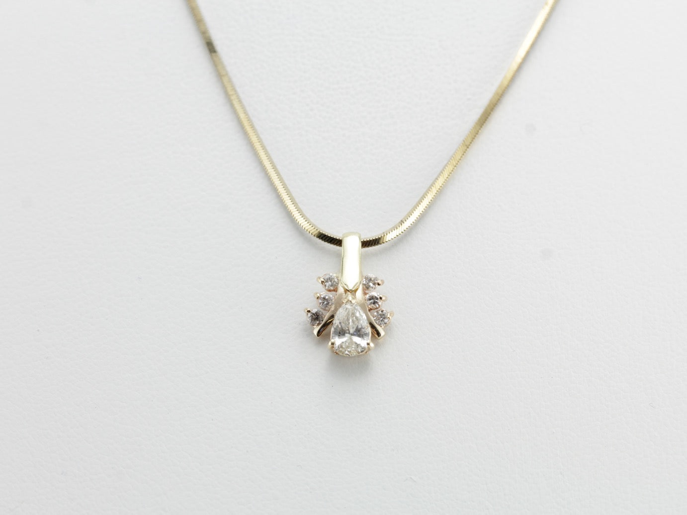 Sparkling Bright Diamond Pendant in Yellow Gold