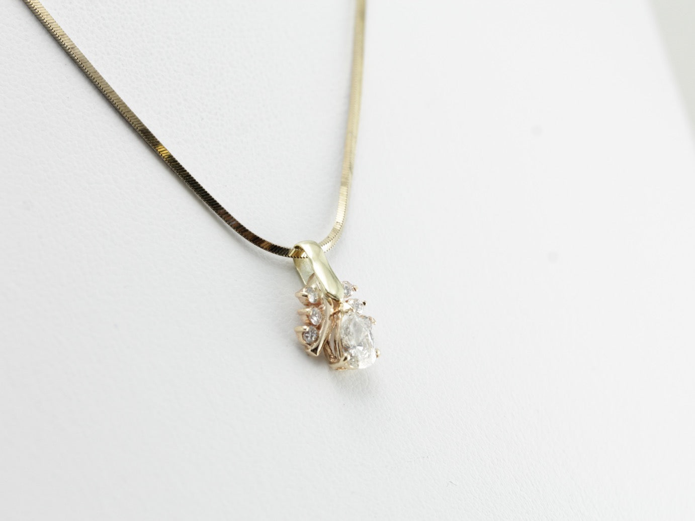 Sparkling Bright Diamond Pendant in Yellow Gold