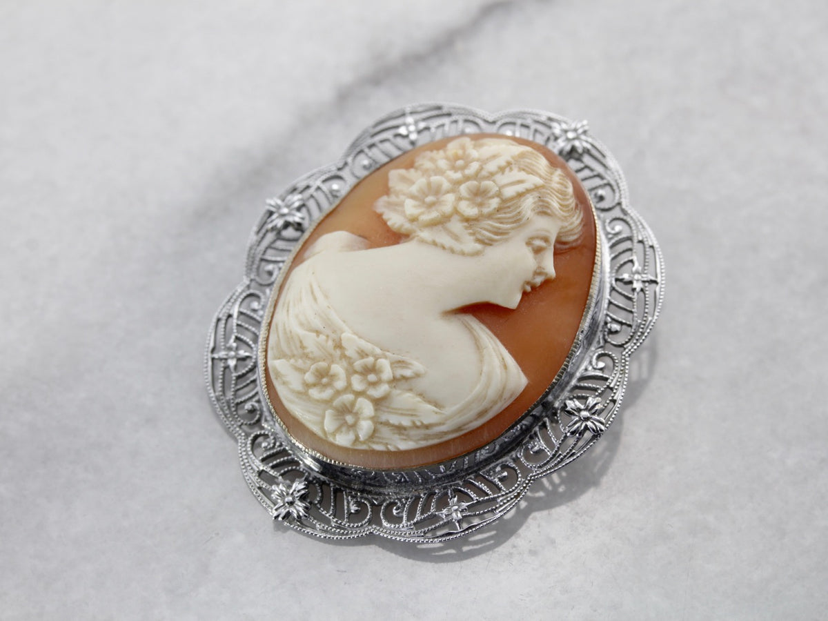 Broche clásico con camafeo Art Déco de filigrana de oro blanco