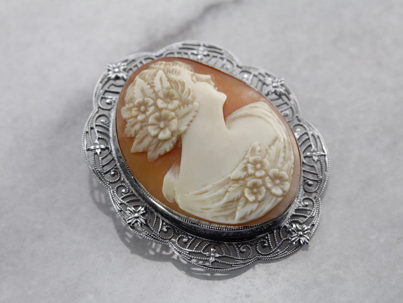 Broche clásico con camafeo Art Déco de filigrana de oro blanco