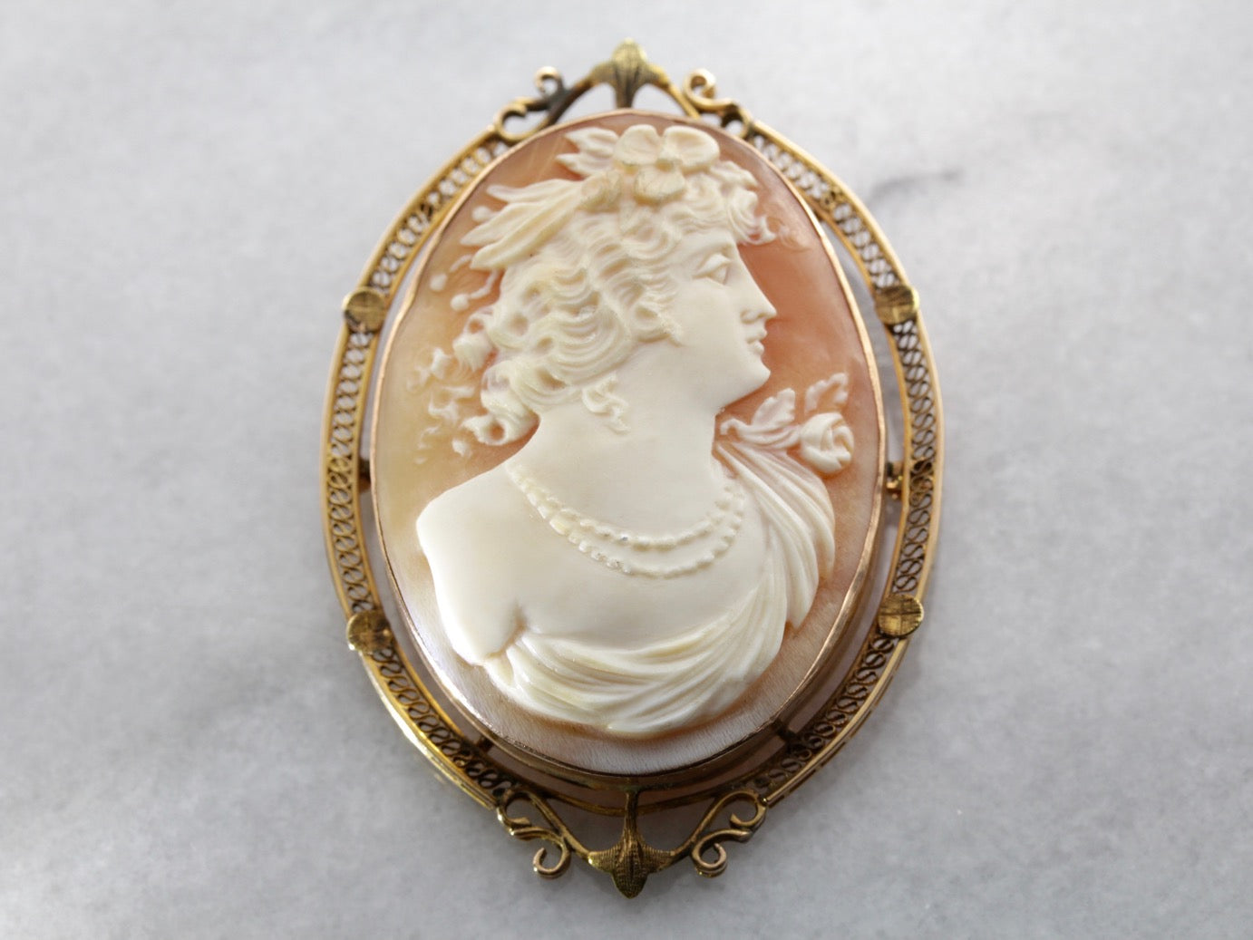 Broche colgante de filigrana de oro con camafeo de la época Art Nouveau