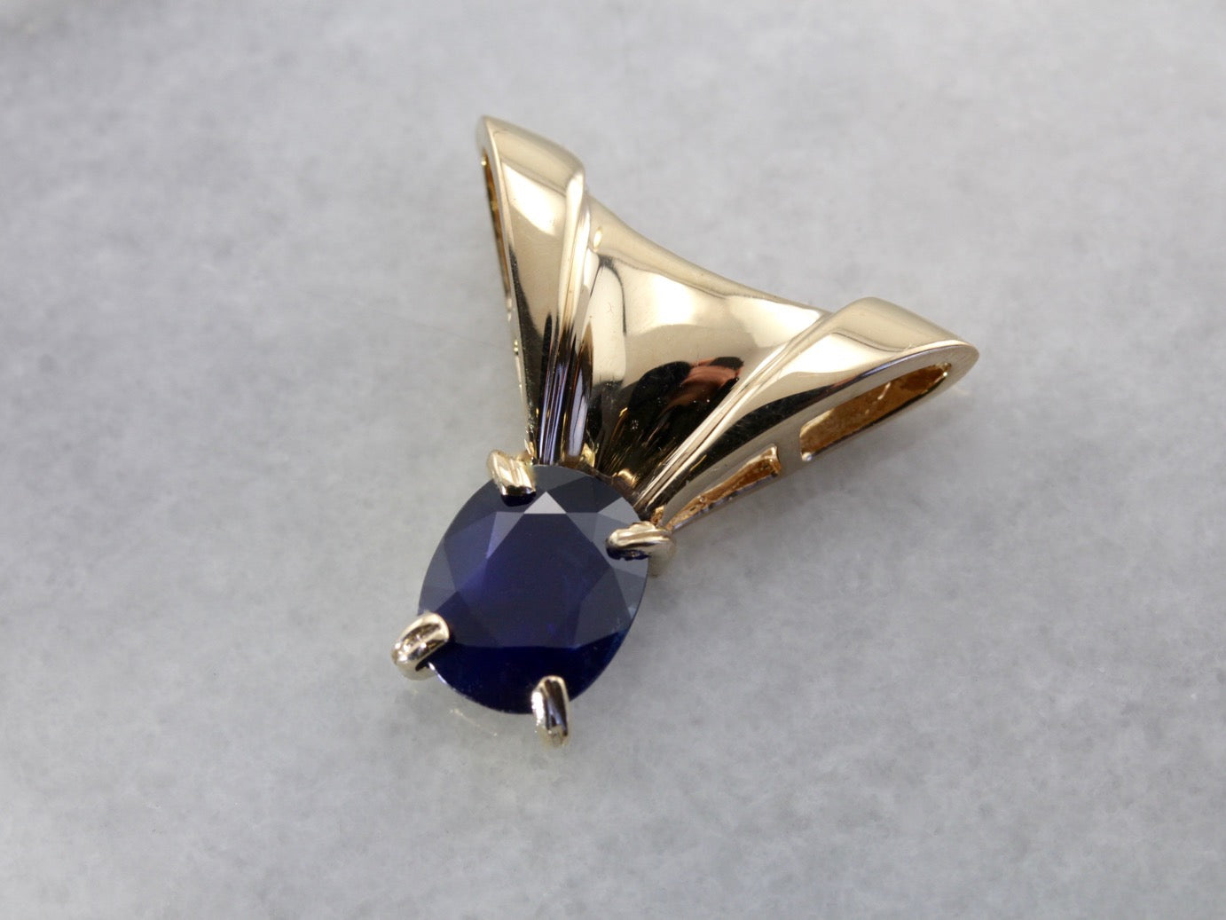 Colgante deslizante de zafiro azul oscuro en oro amarillo