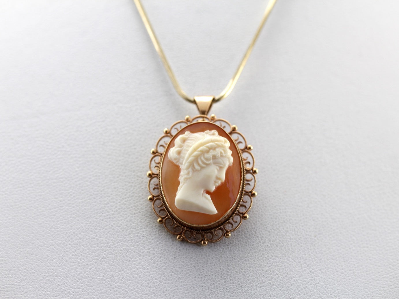 Colgante de broche de filigrana de oro cameo adornado