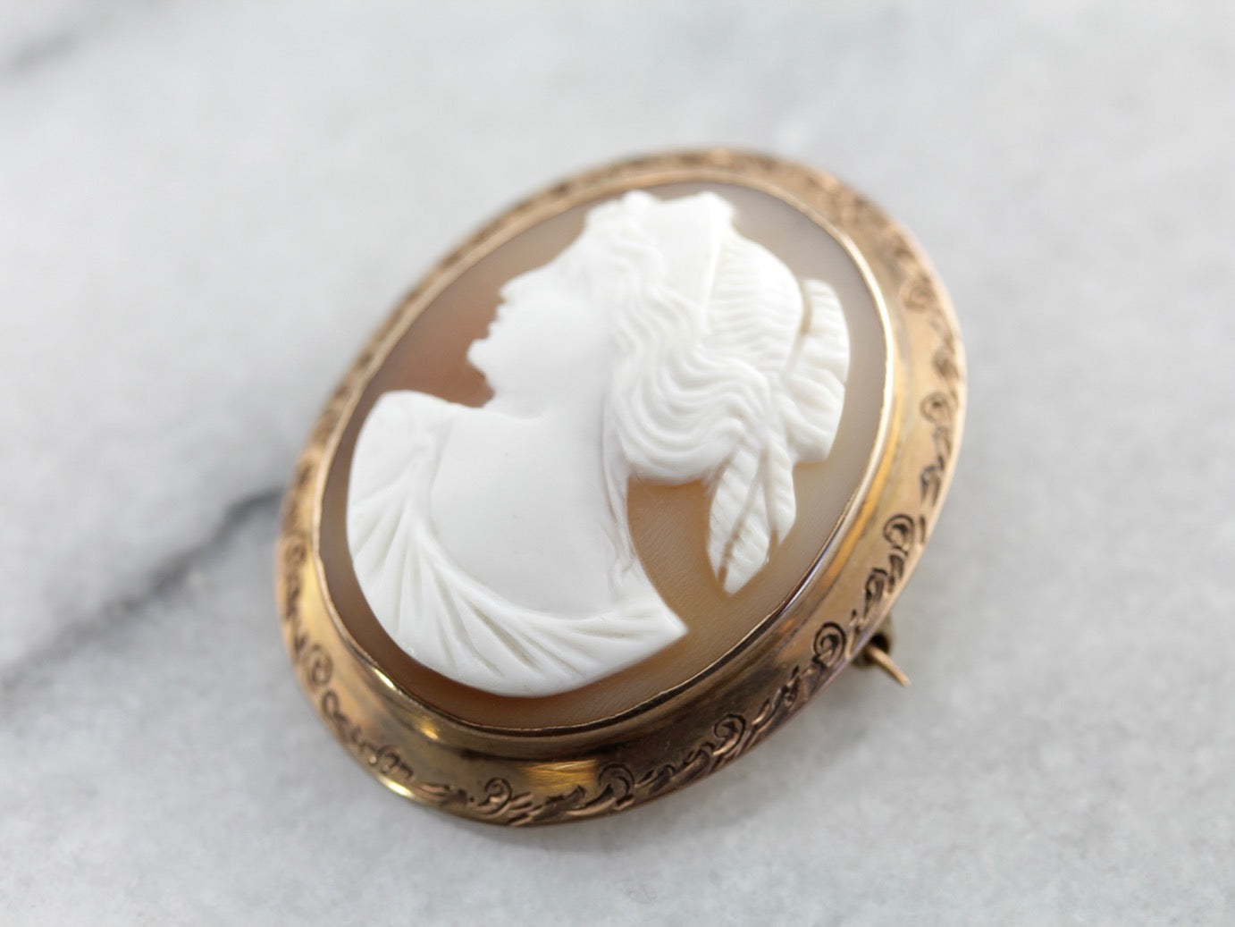 Broche antiguo de oro rosa grabado con camafeo