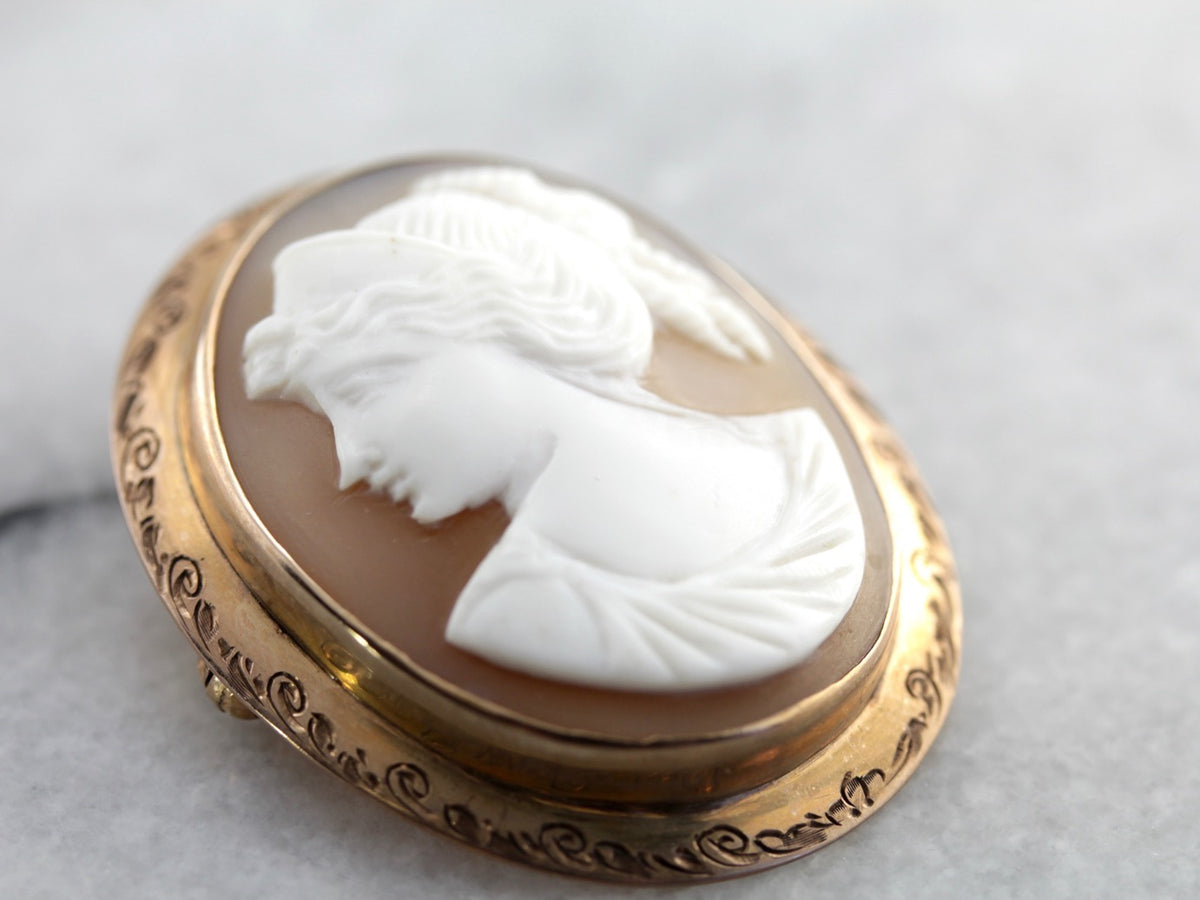 Broche antiguo de oro rosa grabado con camafeo