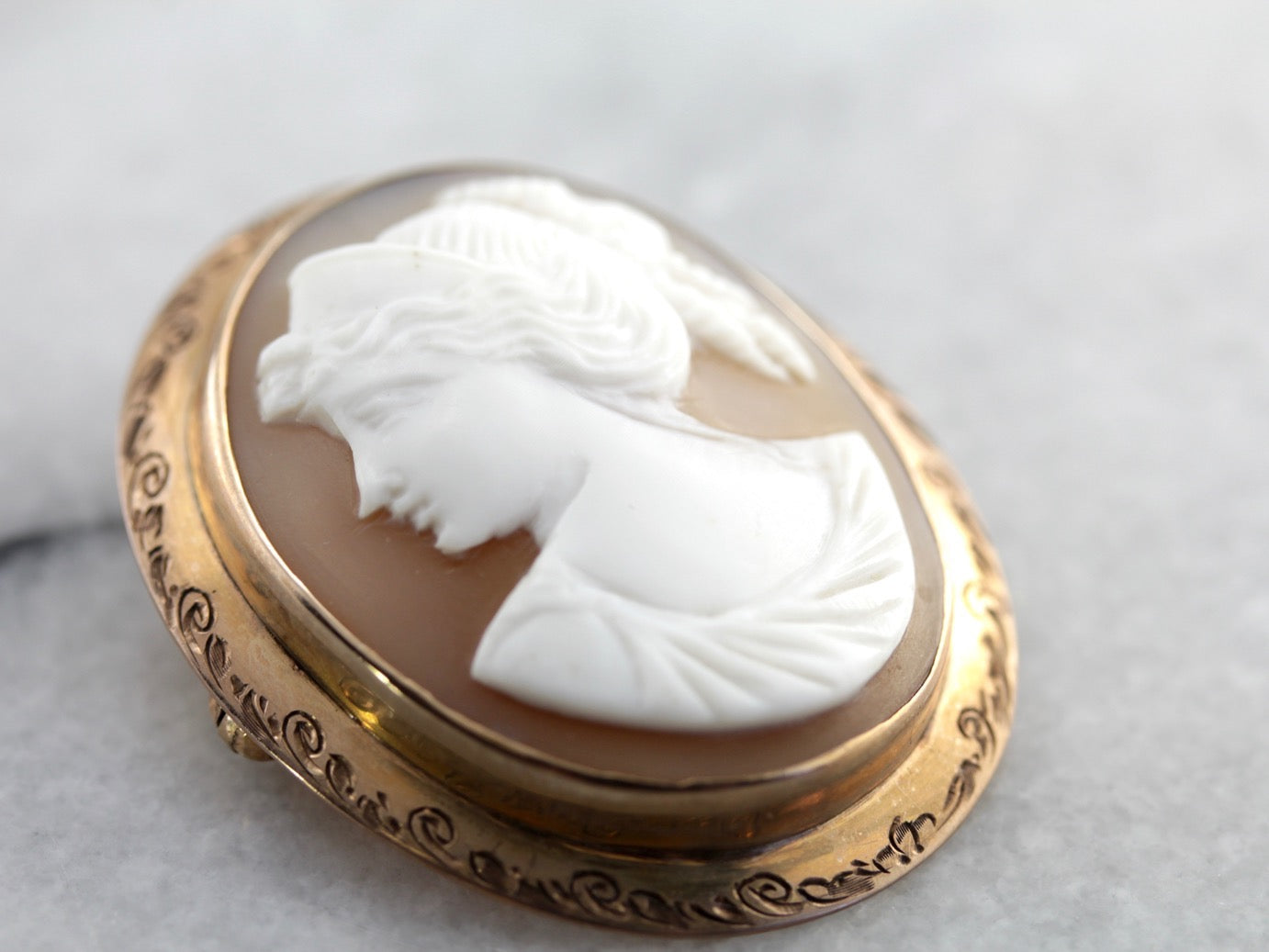 Broche antiguo de oro rosa grabado con camafeo