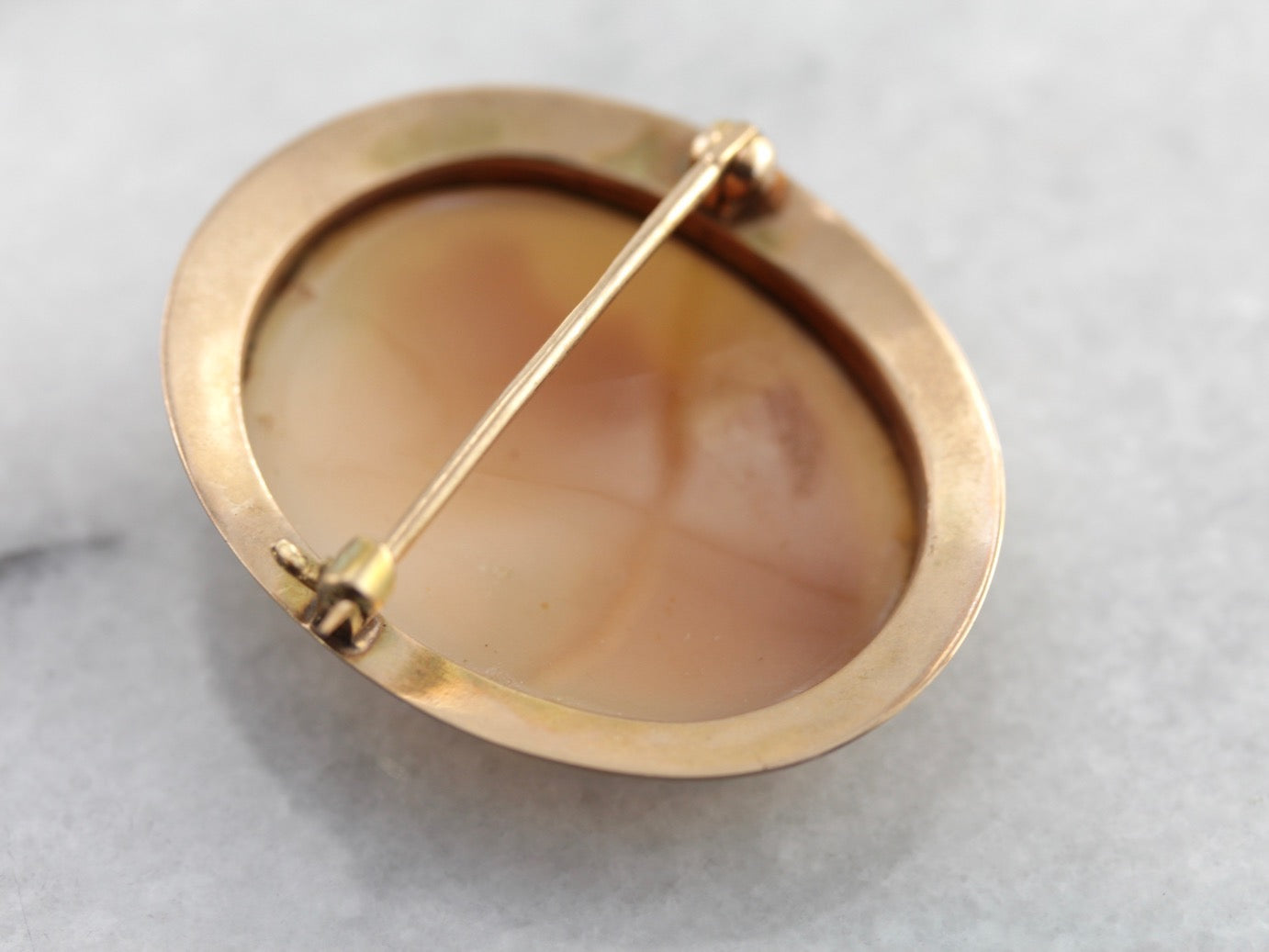 Broche antiguo de oro rosa grabado con camafeo