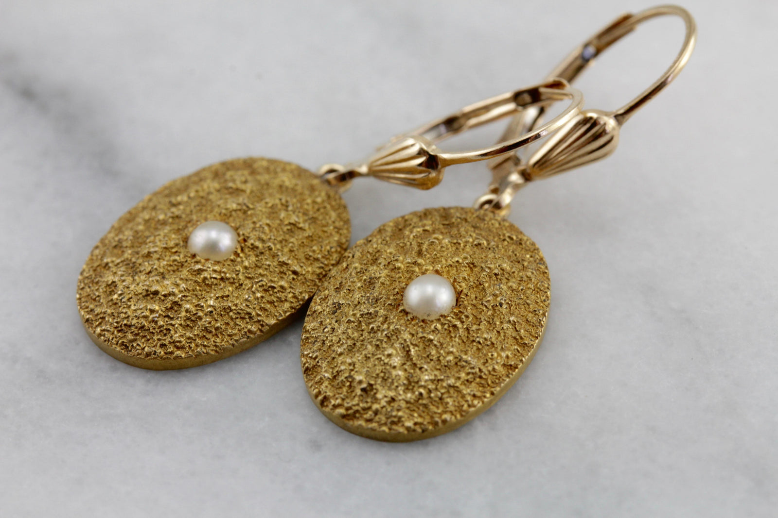 Oro cepillado: conversión de gemelos de alto quilate, aretes colgantes de perlas y oro texturizado