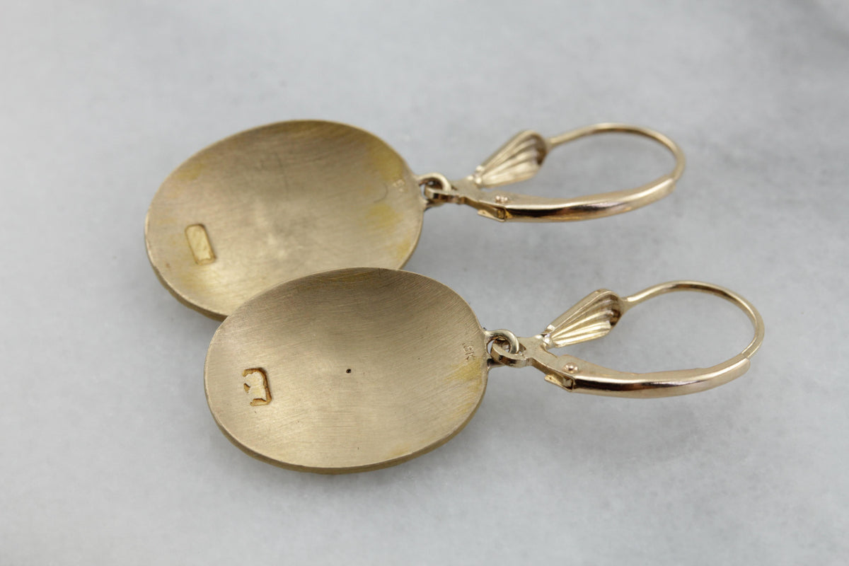 Oro cepillado: conversión de gemelos de alto quilate, aretes colgantes de perlas y oro texturizado