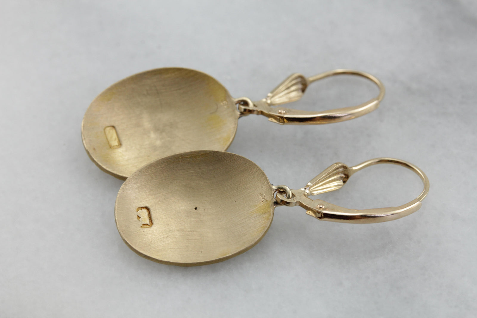 Oro cepillado: conversión de gemelos de alto quilate, aretes colgantes de perlas y oro texturizado