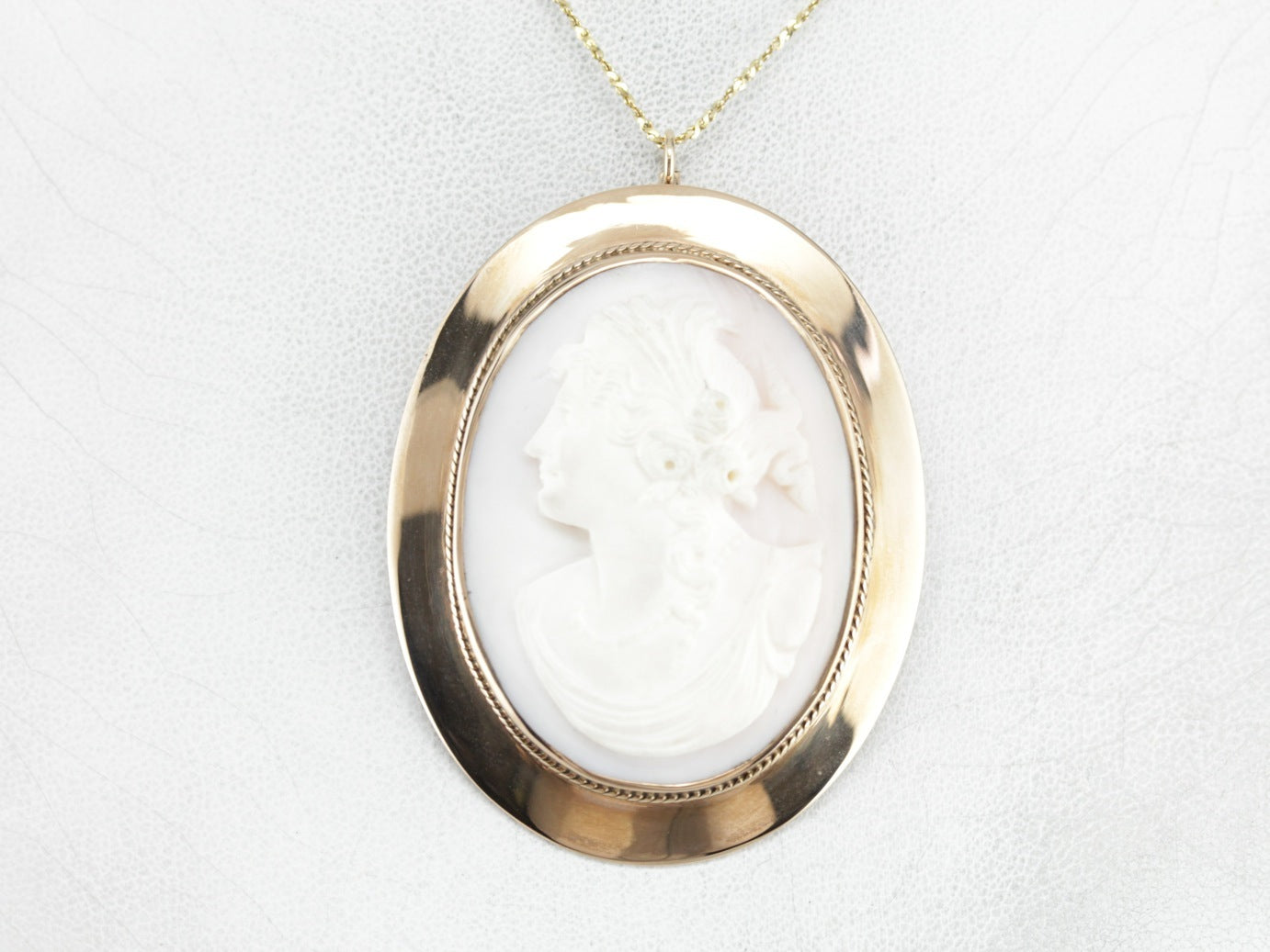 Colgante de broche de oro rosa con camafeo rosa antiguo