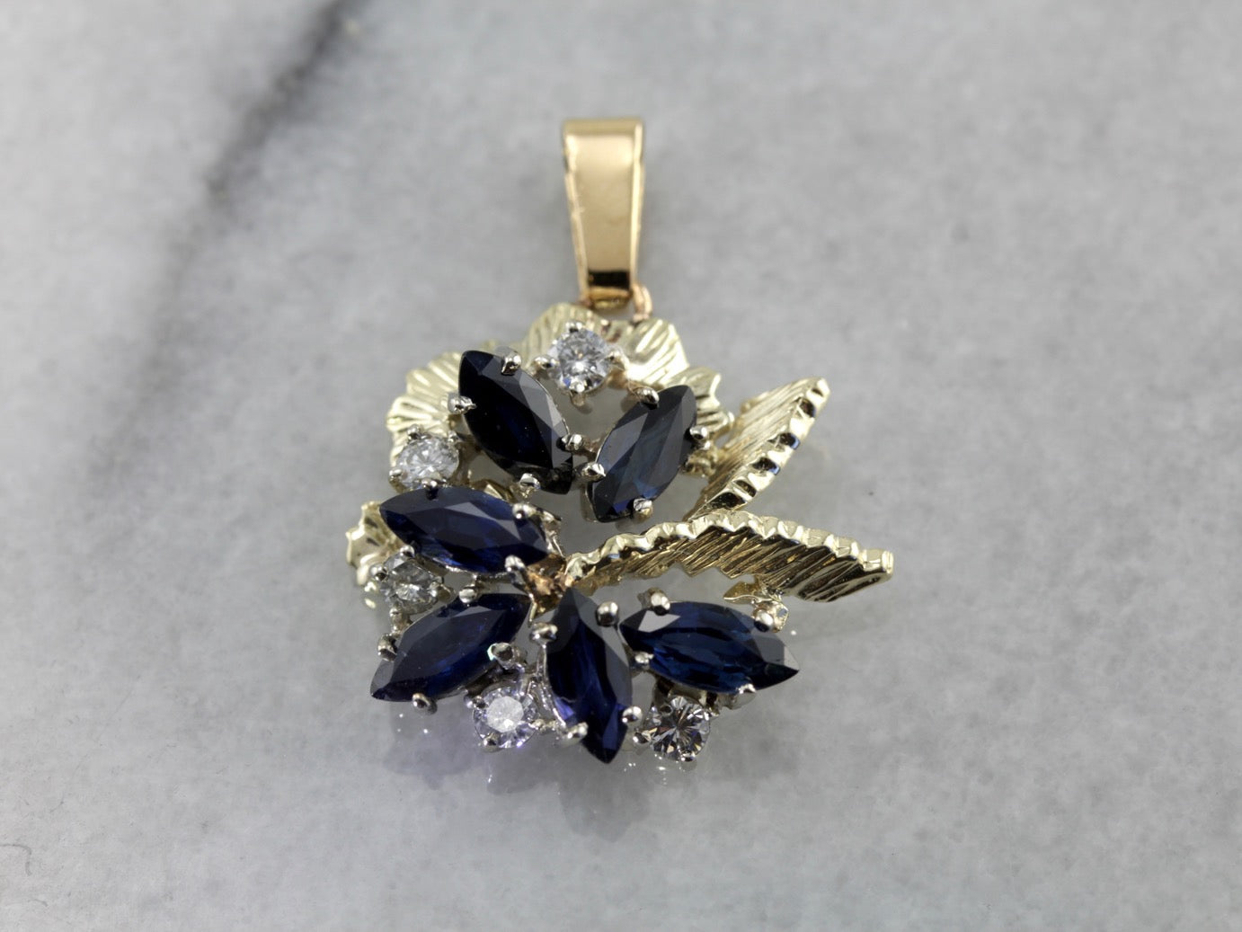 Colgante adornado de zafiro y diamantes, intensamente azul, colgante de cóctel brillante