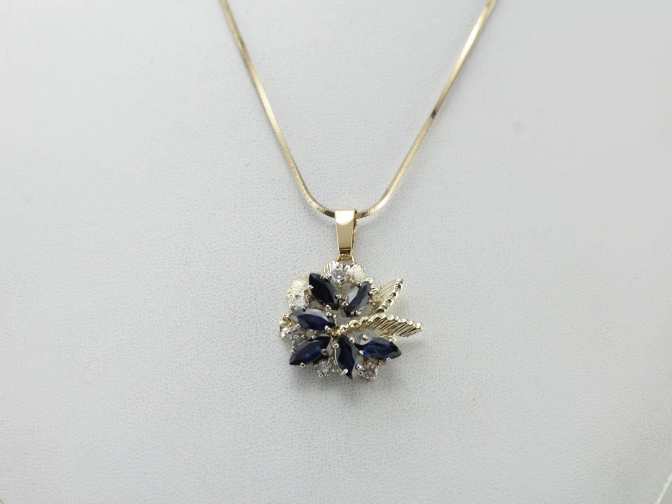 Colgante adornado de zafiro y diamantes, intensamente azul, colgante de cóctel brillante