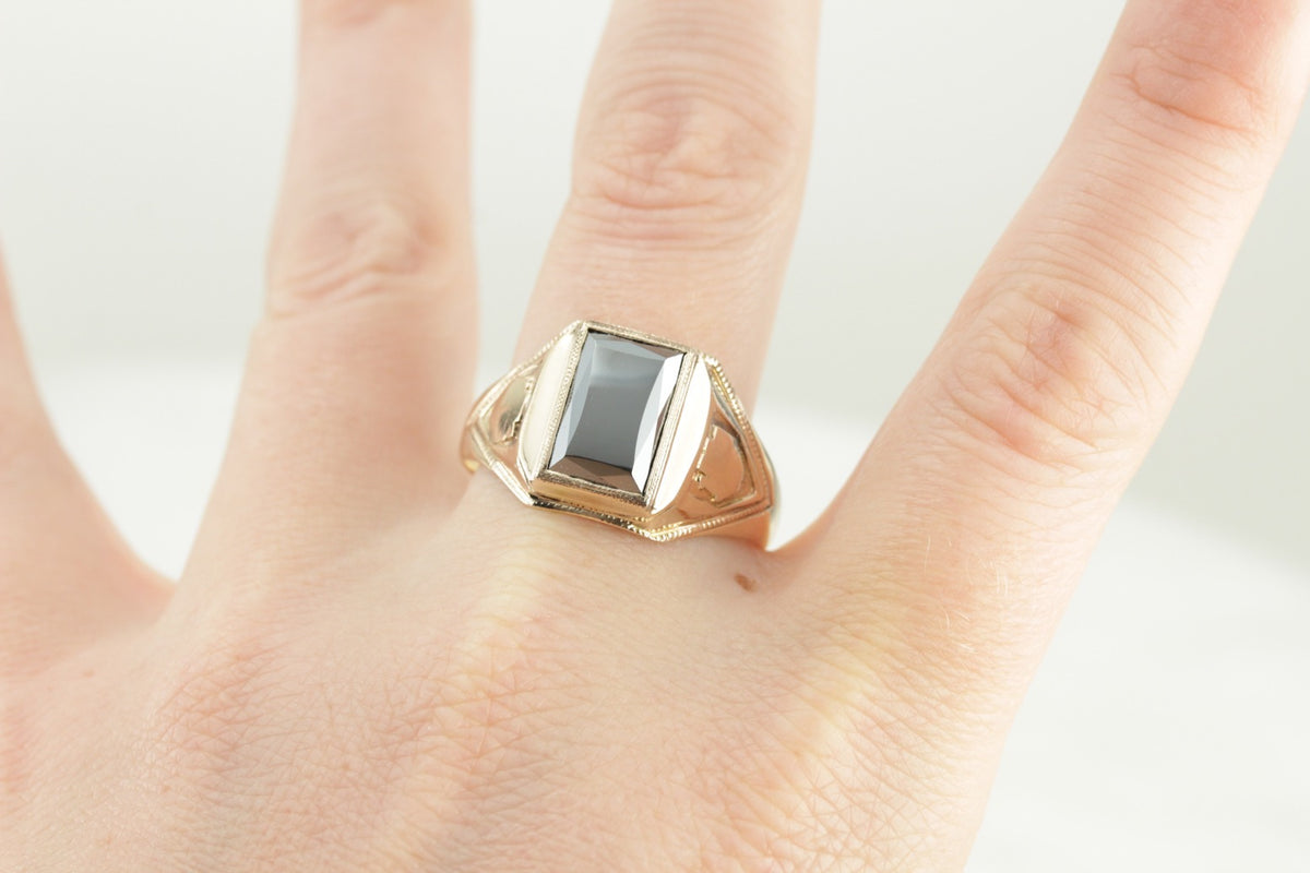 Anillo de declaración de hematita para hombre vintage, escudo real o decoración estilo cresta