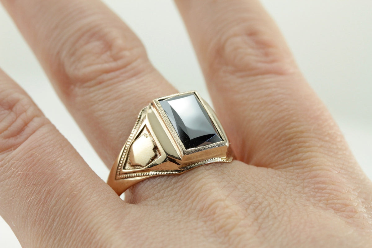 Anillo de declaración de hematita para hombre vintage, escudo real o decoración estilo cresta