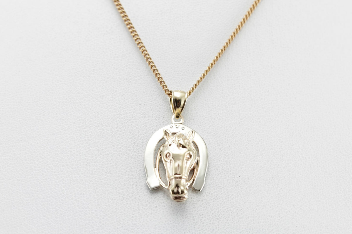 Colgante de caballo y herradura, colgante ecuestre de buena suerte en oro amarillo y blanco, ¡bellamente detallado para tu vaquera!