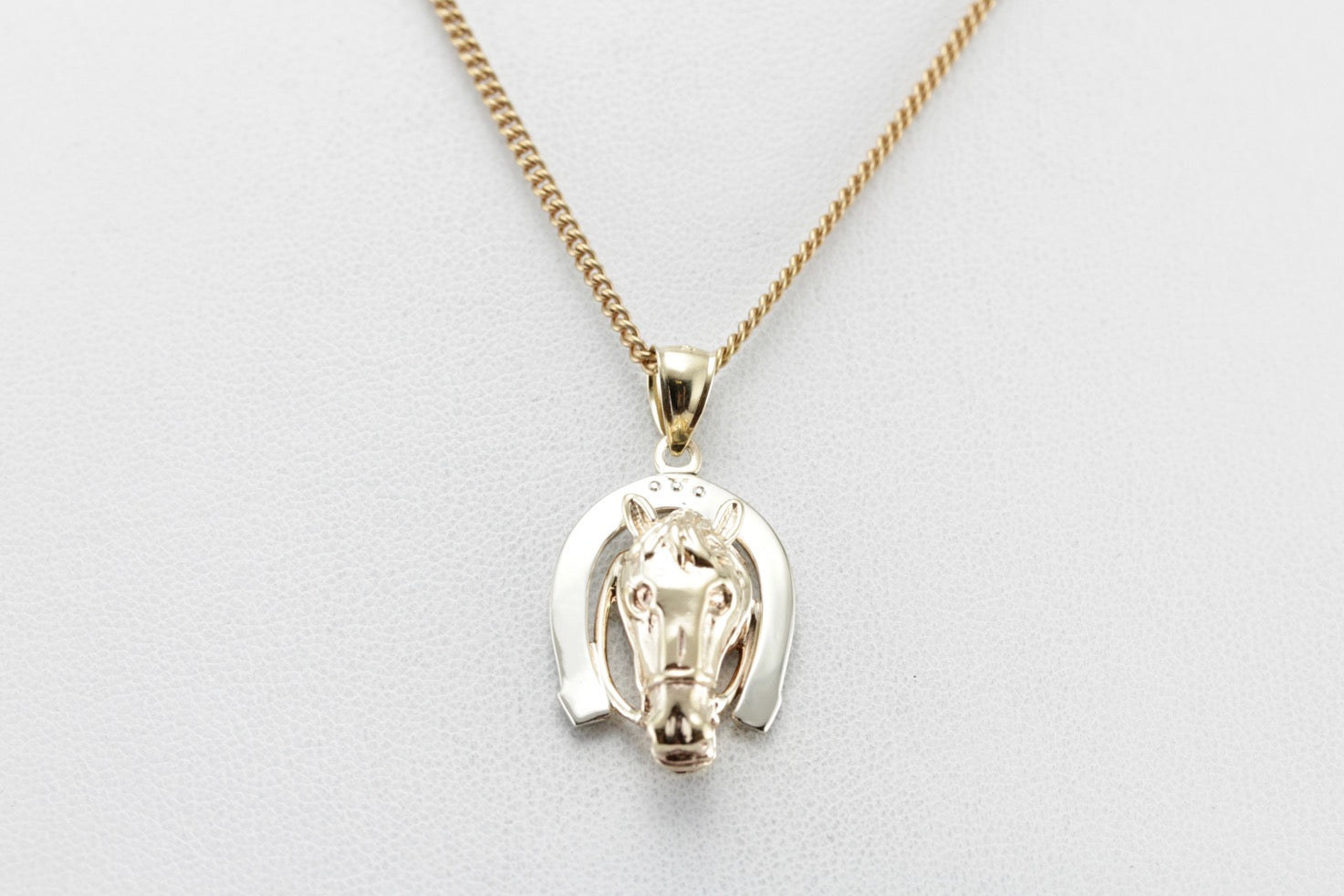 Colgante de caballo y herradura, colgante ecuestre de buena suerte en oro amarillo y blanco, ¡bellamente detallado para tu vaquera!