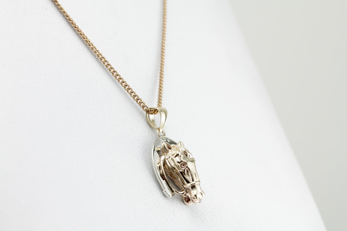 Colgante de caballo y herradura, colgante ecuestre de buena suerte en oro amarillo y blanco, ¡bellamente detallado para tu vaquera!
