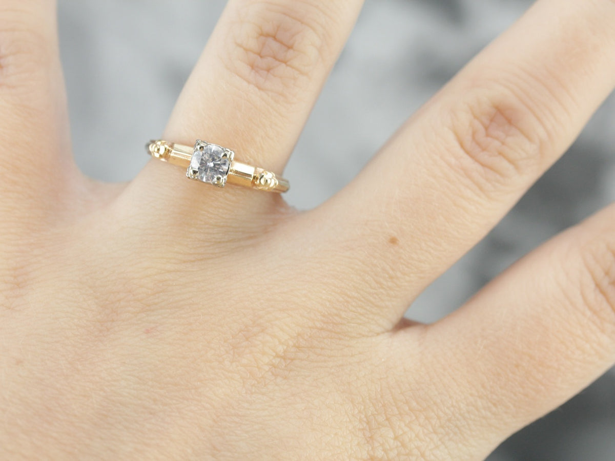 Anillo de compromiso de diamantes retro vintage con detalles florales