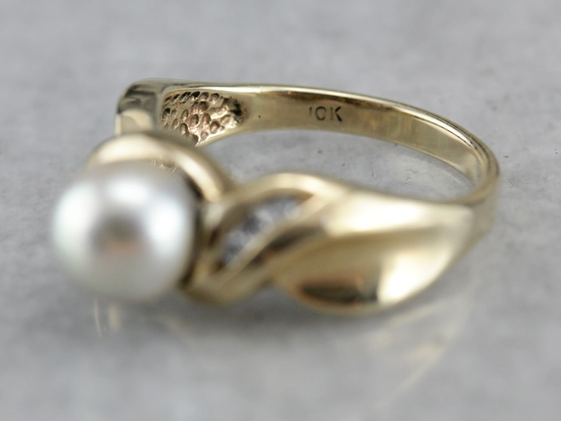 Modernist Elegant Grey Pearl Diamond Twist Ring