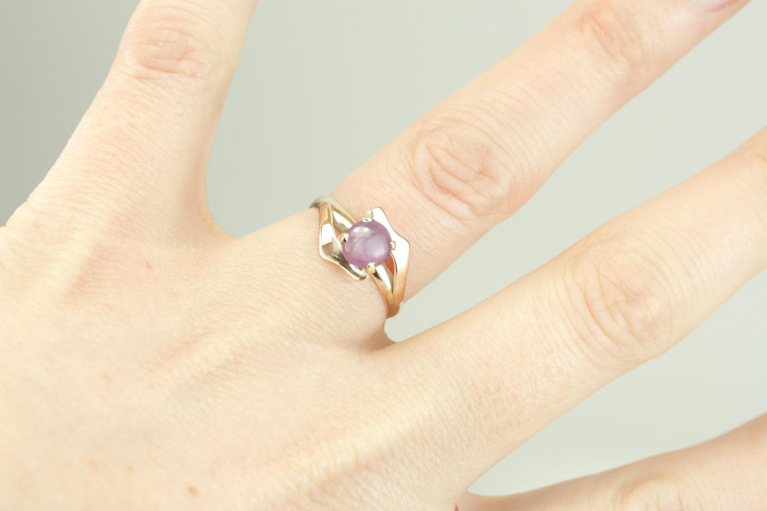 Orchid Bypass: Vintage Star Sapphire and Mod Era Gold Ladies Cocktail Ring