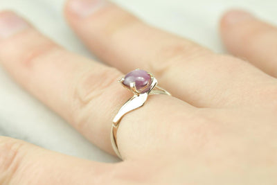 Orchid Bypass: Vintage Star Sapphire and Mod Era Gold Ladies Cocktail Ring