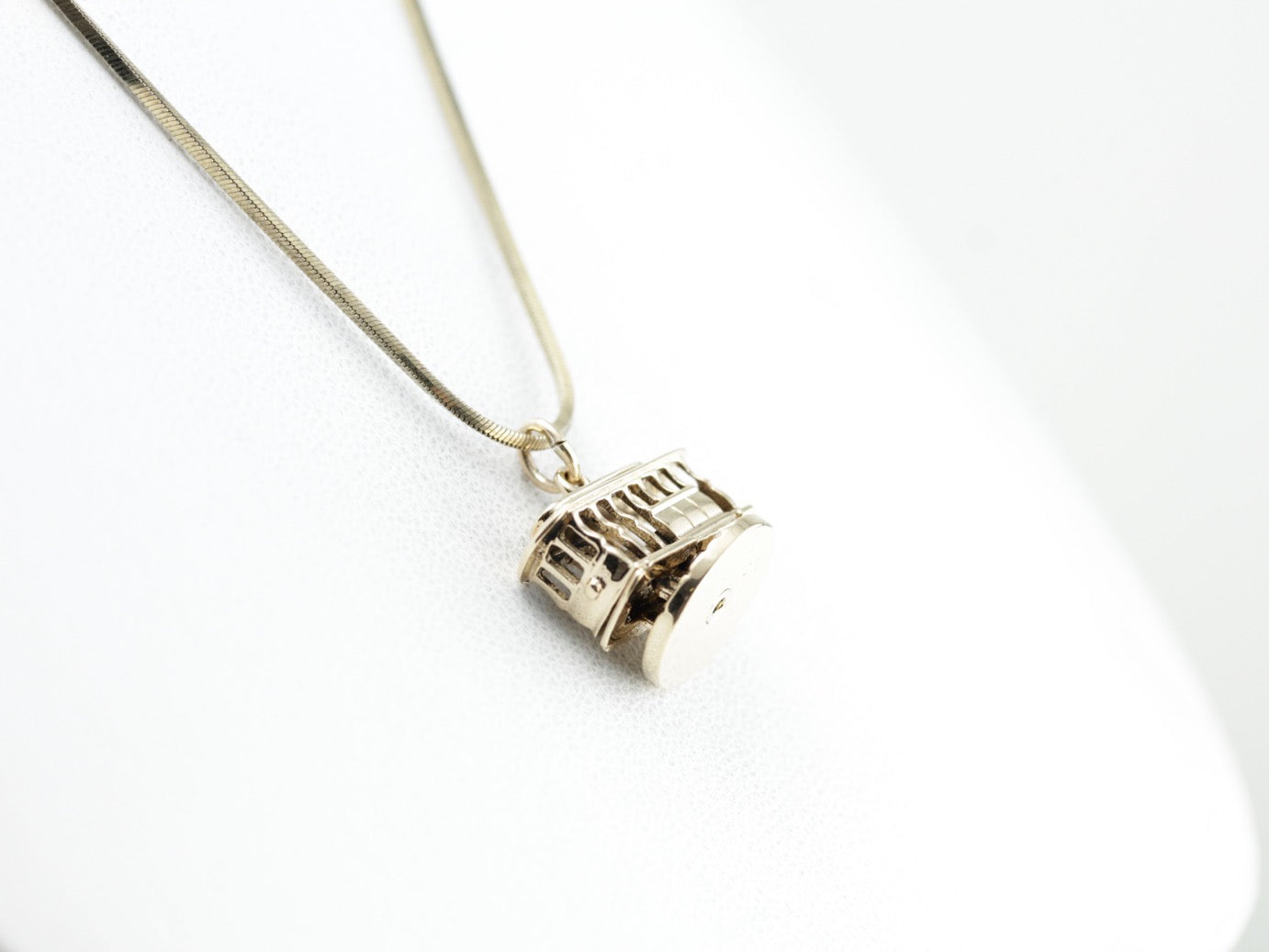 Charm Tranvía con Base Giratoria en Oro Amarillo