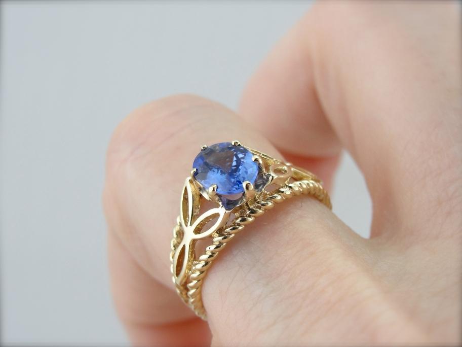 Tanzanite and Yellow Gold Ring with Filigree Trieskel Mounting