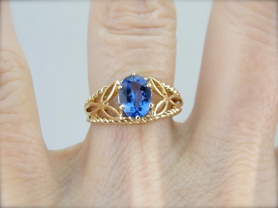 Tanzanite and Yellow Gold Ring with Filigree Trieskel Mounting